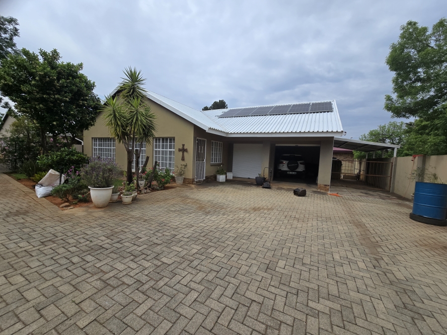 To Let 2 Bedroom Property for Rent in Flamwood North West